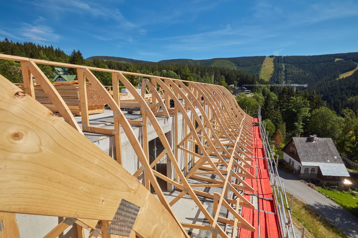 A manzárdtető rácsostartói felállítva — Palace Hotel, Špindlerův Mlýn